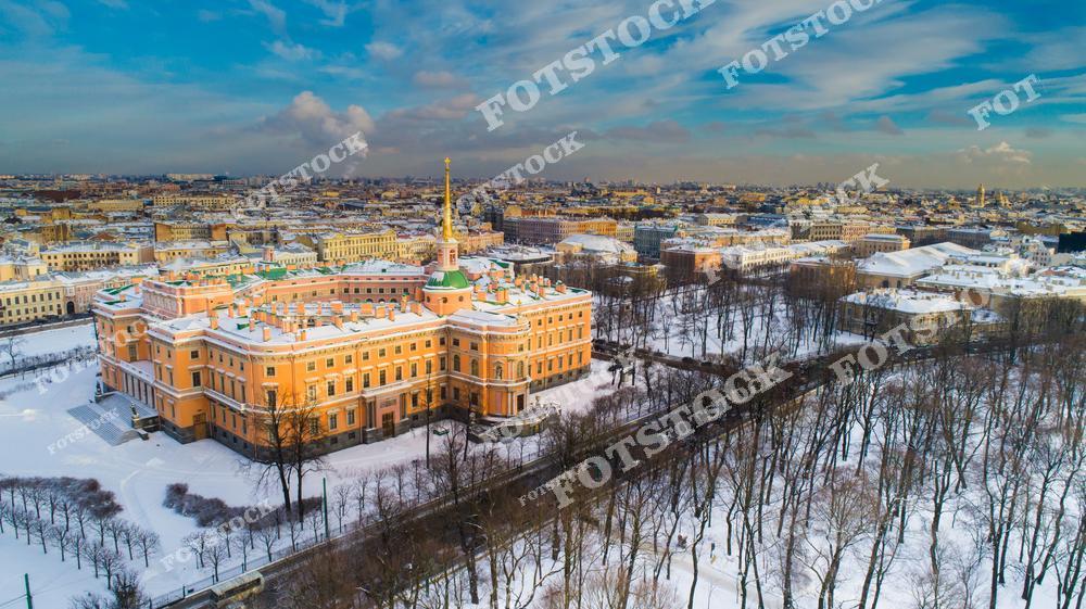 На этом фото показан зимний Санкт-Петербург с высоты птичьего полета. В кадре открываются панорамные виды города: исторические музеи, заснеженные улицы, Инжинерный замок. Снимок выполнен с дрона, что позволяет оценить масштаб и красоту архитектуры Петербурга, сочетание городской инфраструктуры с зимним пейзажем и атмосферу северной столицы России. Фотография идеально подходит для туристических публикаций, рекламных материалов, статей о Санкт-Петербурге, а также для продажи как качественное изображение зимнего города с панорамой музеев и инженерных сооружений.